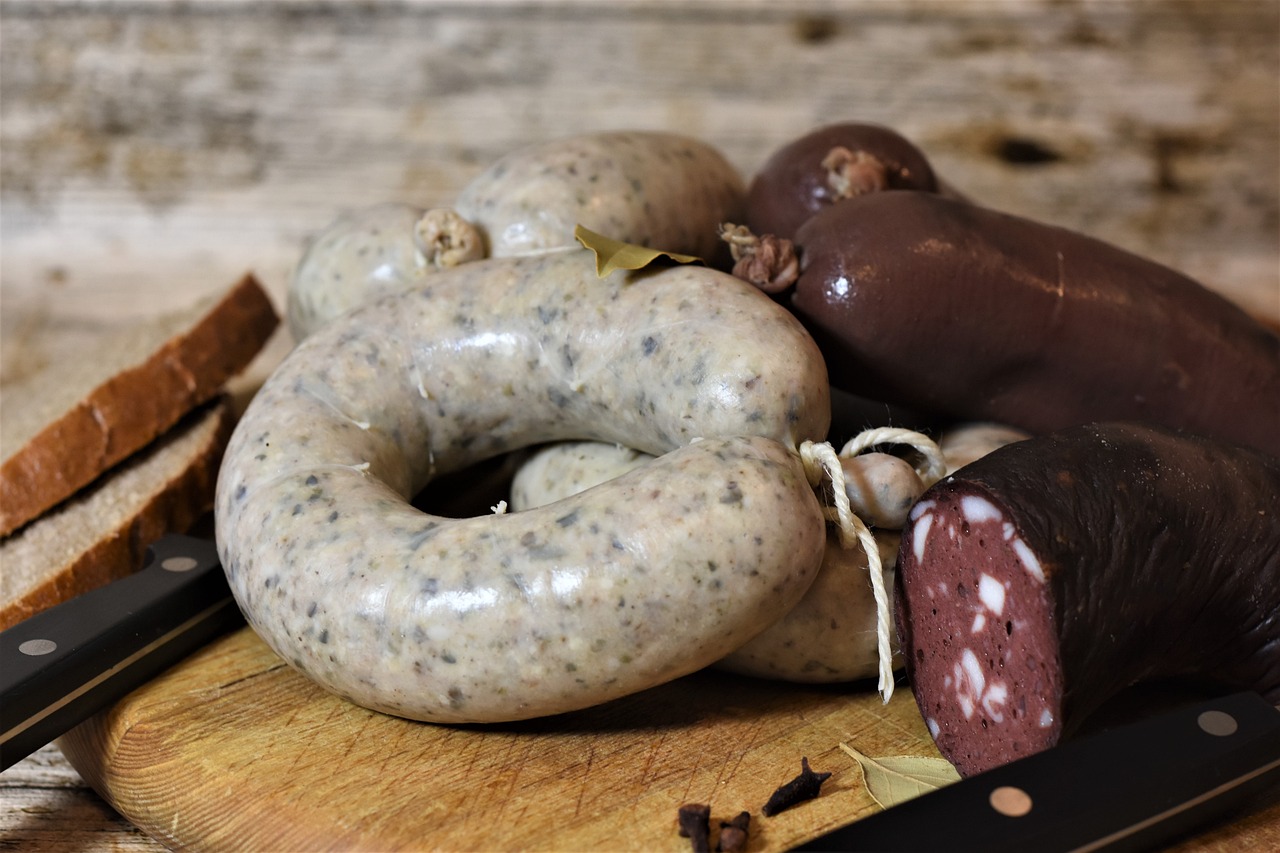 Leberwurst und Blutwurst, angerichtet auf einem Holzbrett