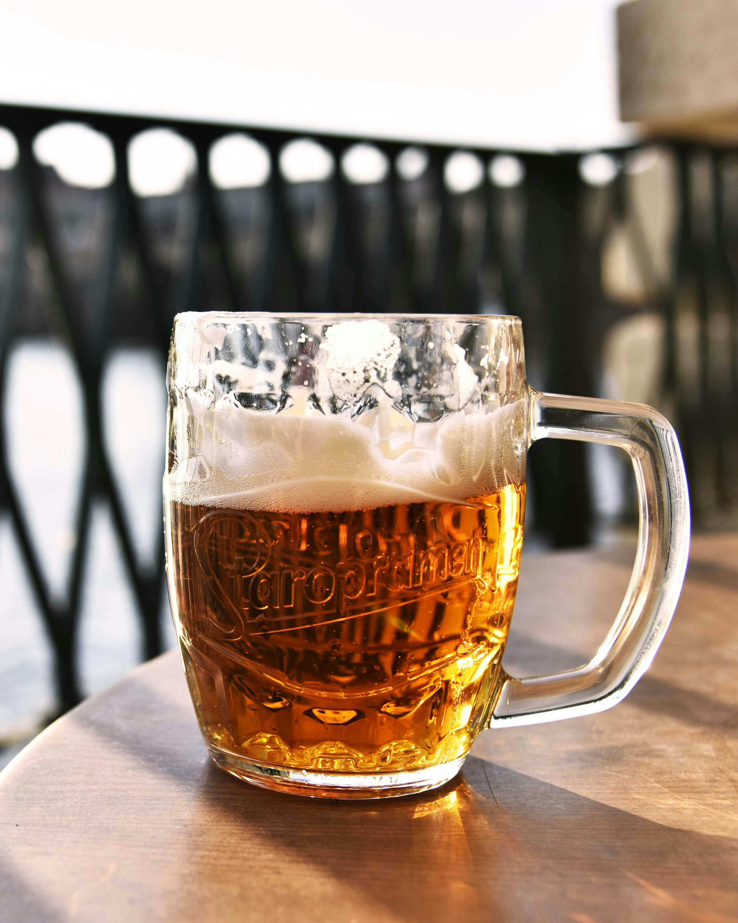 ein Bierkrug in der Sonne, zur Abkühlung im Sommer