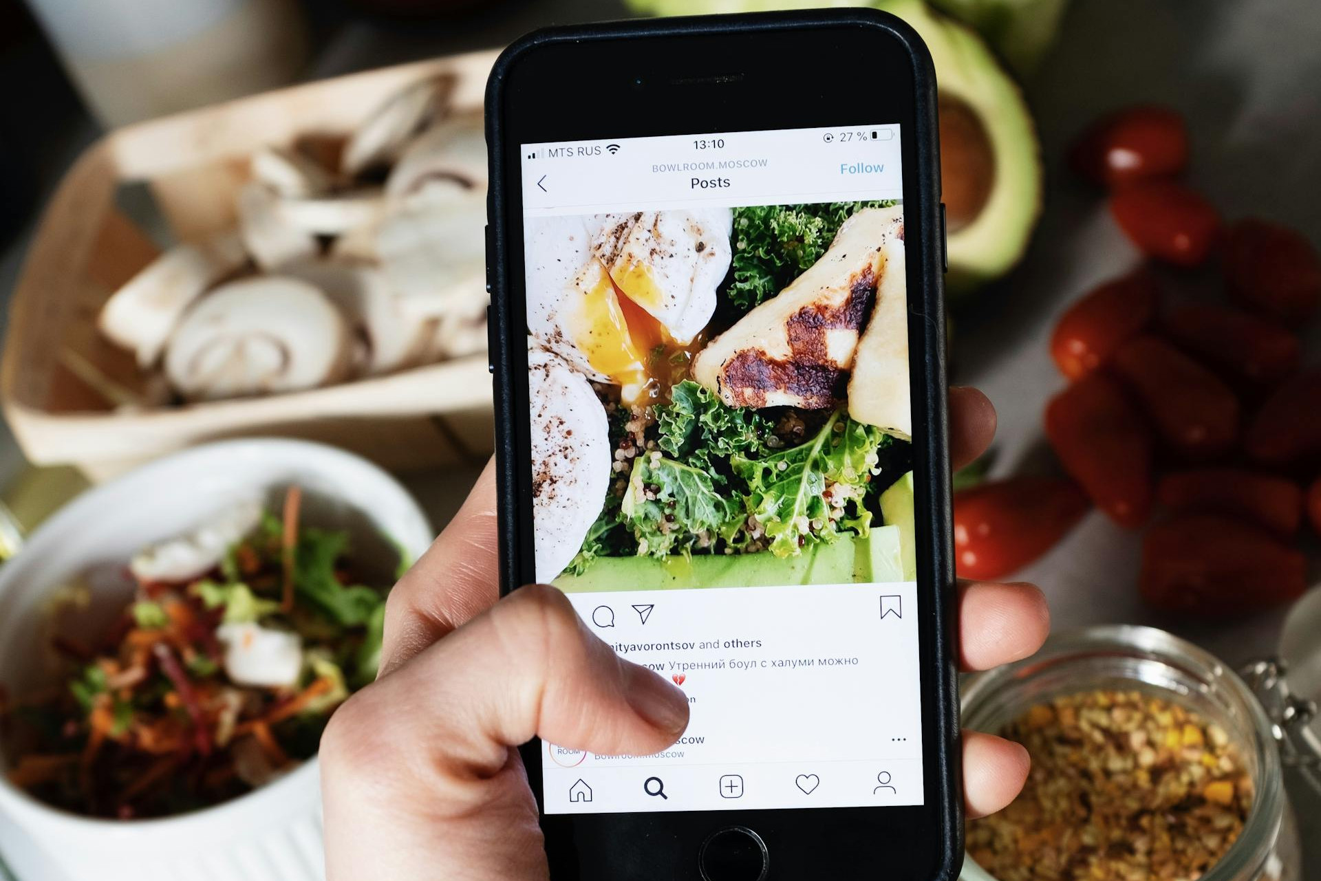 Instagrambild von Essen mit Zutaten im Hintergrund 