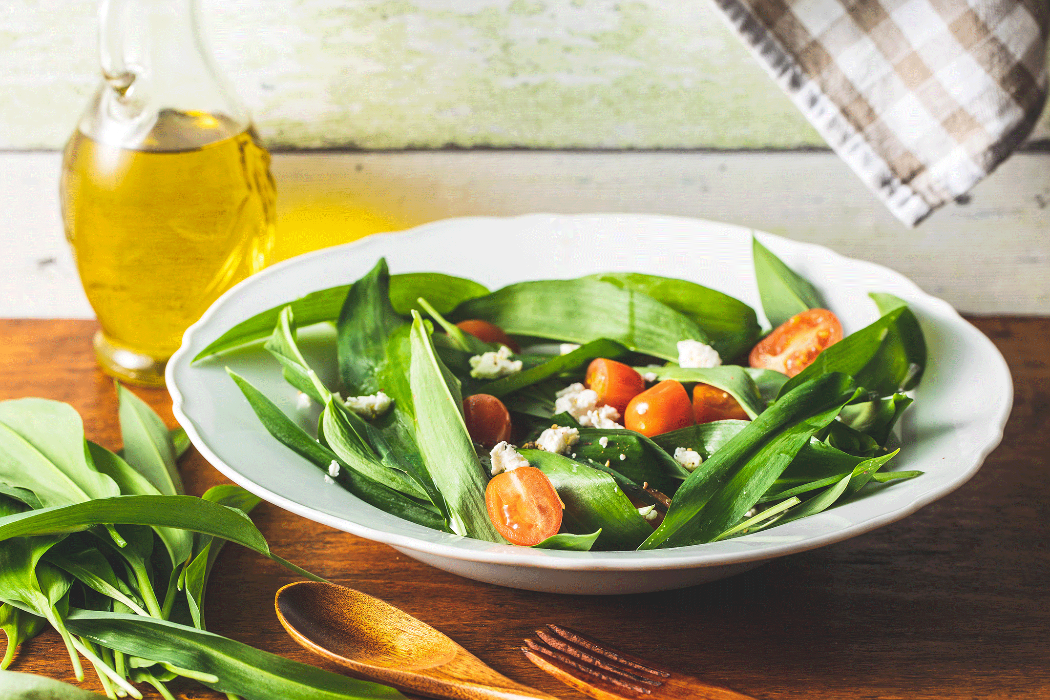 Bärlauch Salat mit Tomaten und Gurken auf einem Teller