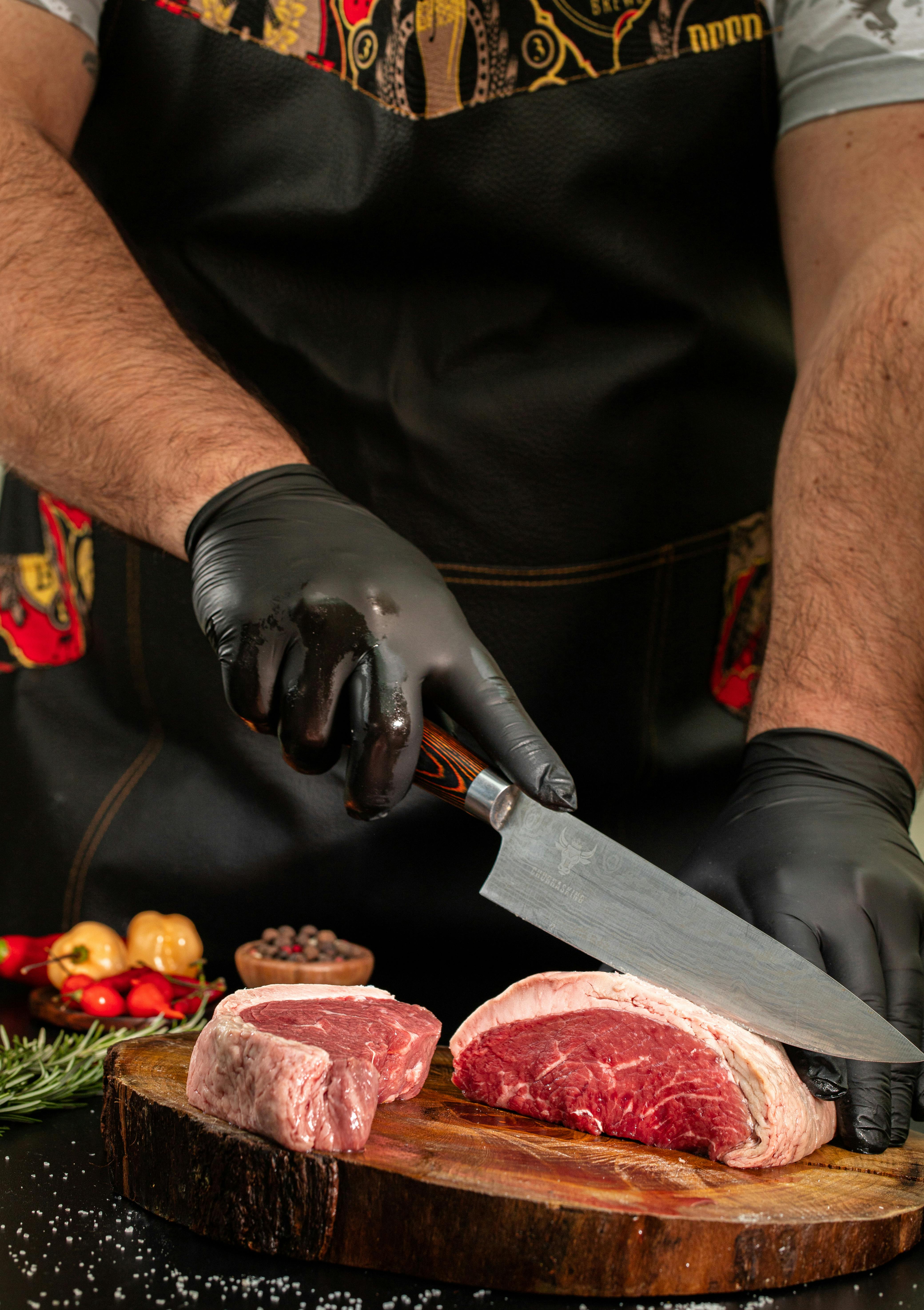 Nahaufnahme Frettchen, auf dem Fleisch mit dem Messer geschnitten wird