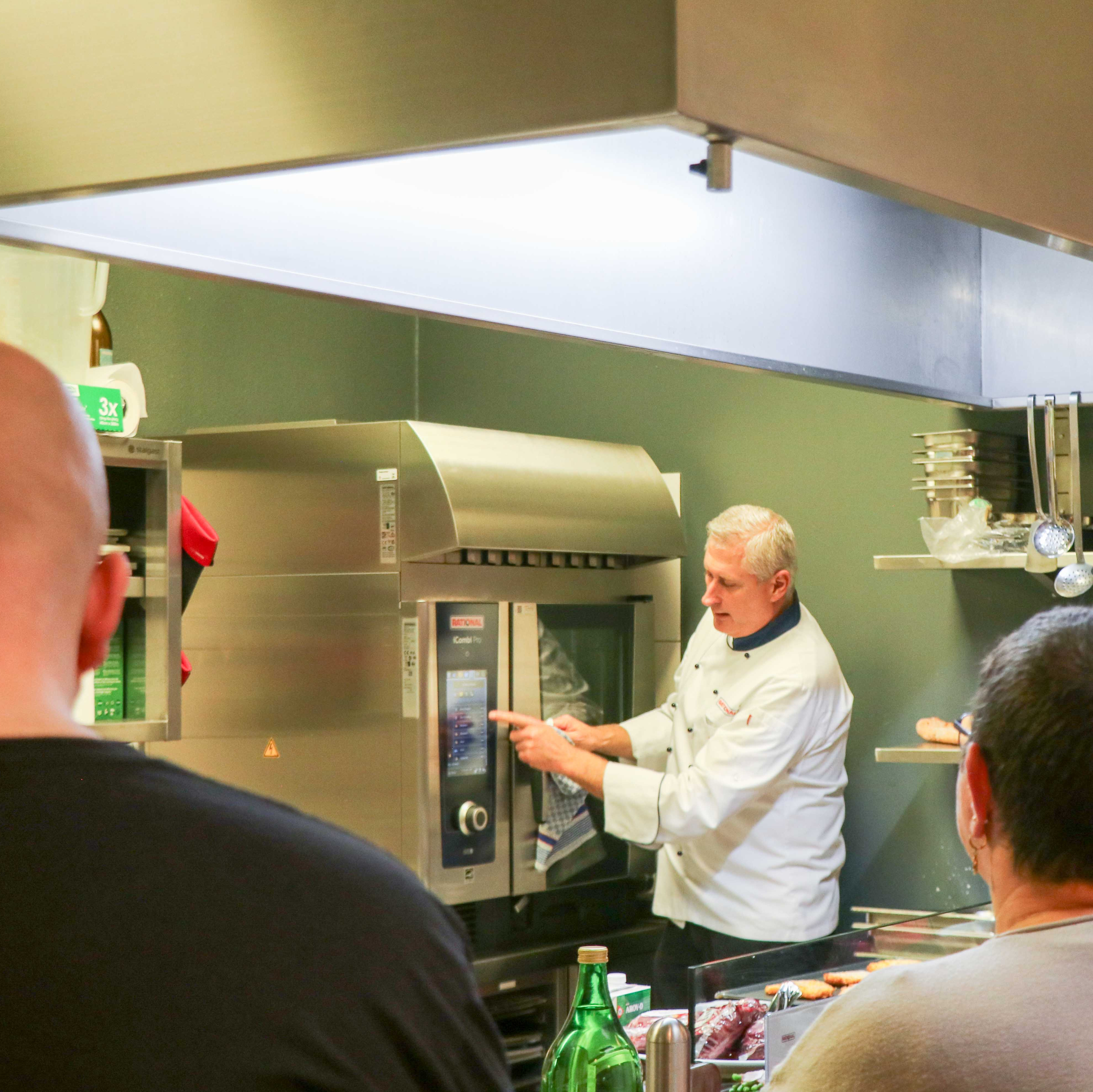 Klaus Dill, RATIONAL Verkaufsleiter, erklärt im Workshop den Combidämpfer