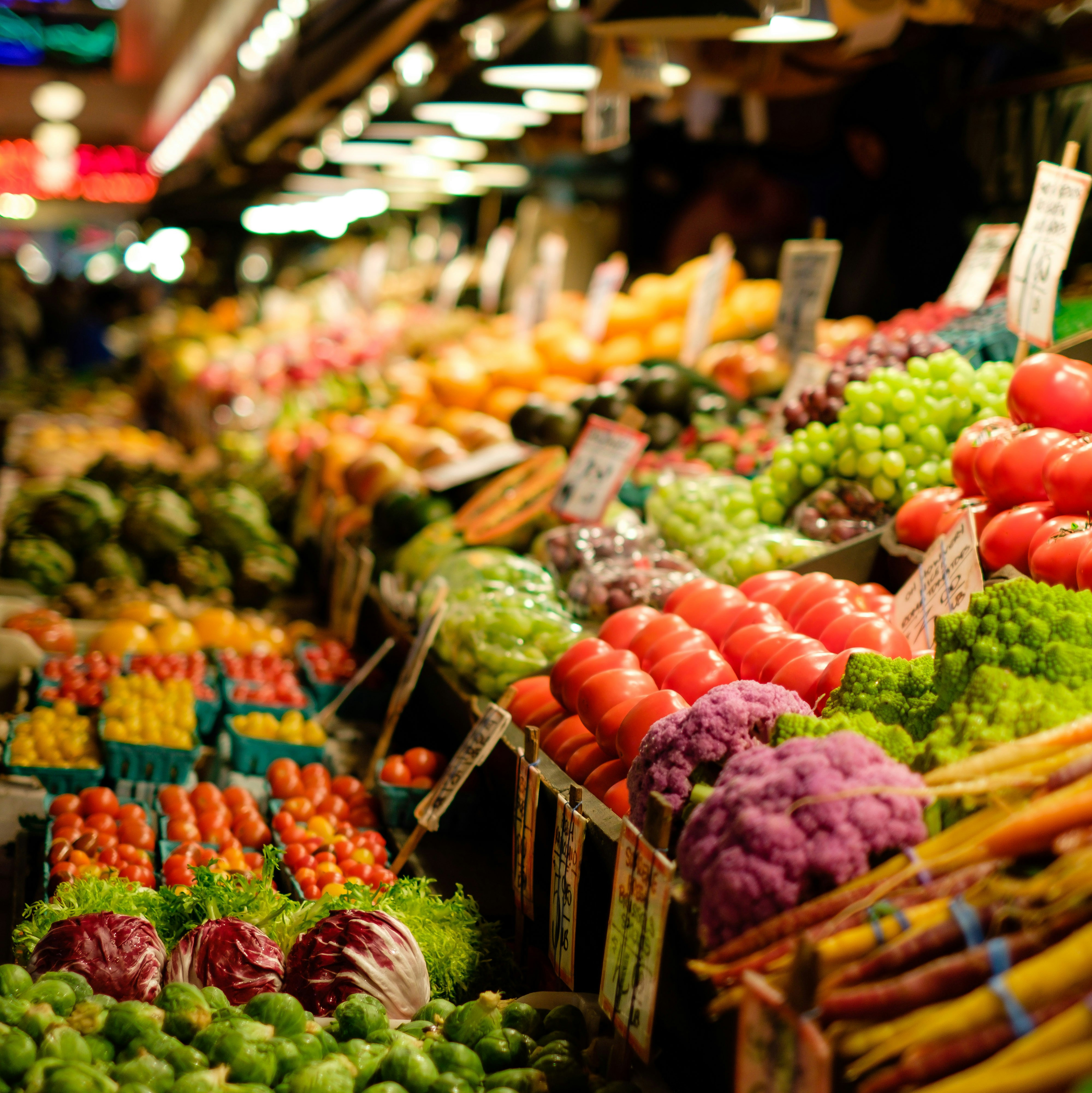 ein Marktstand gefüllt mit frischem und farbenfrohem Gemüse