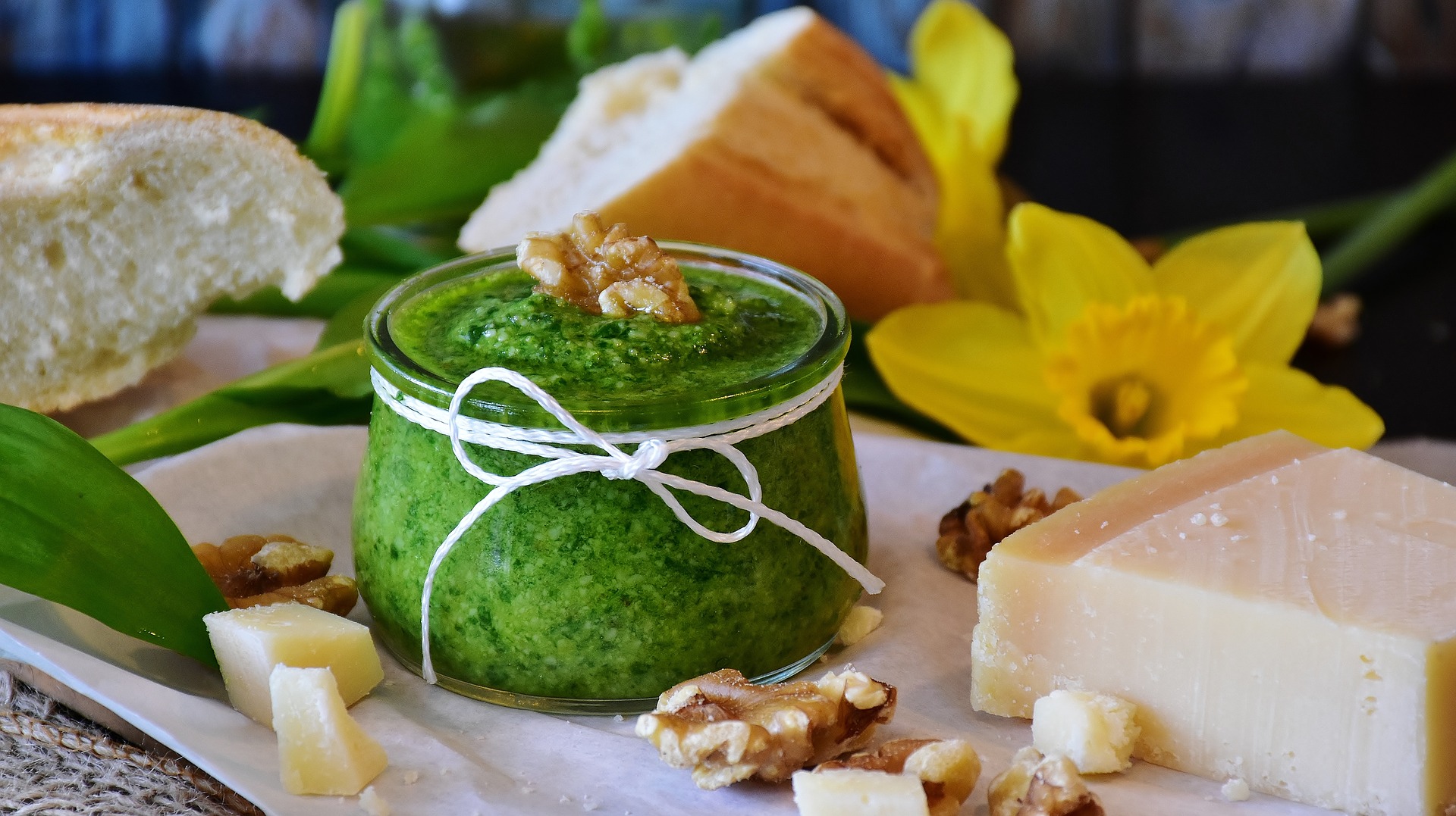 Bärlauch Pesto mit Parmesan, Walnüssen und Baguette