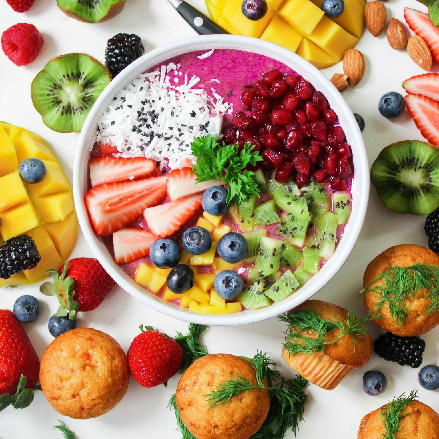 Süße Bowl mit frischem Obst, Beeren und Nüssen