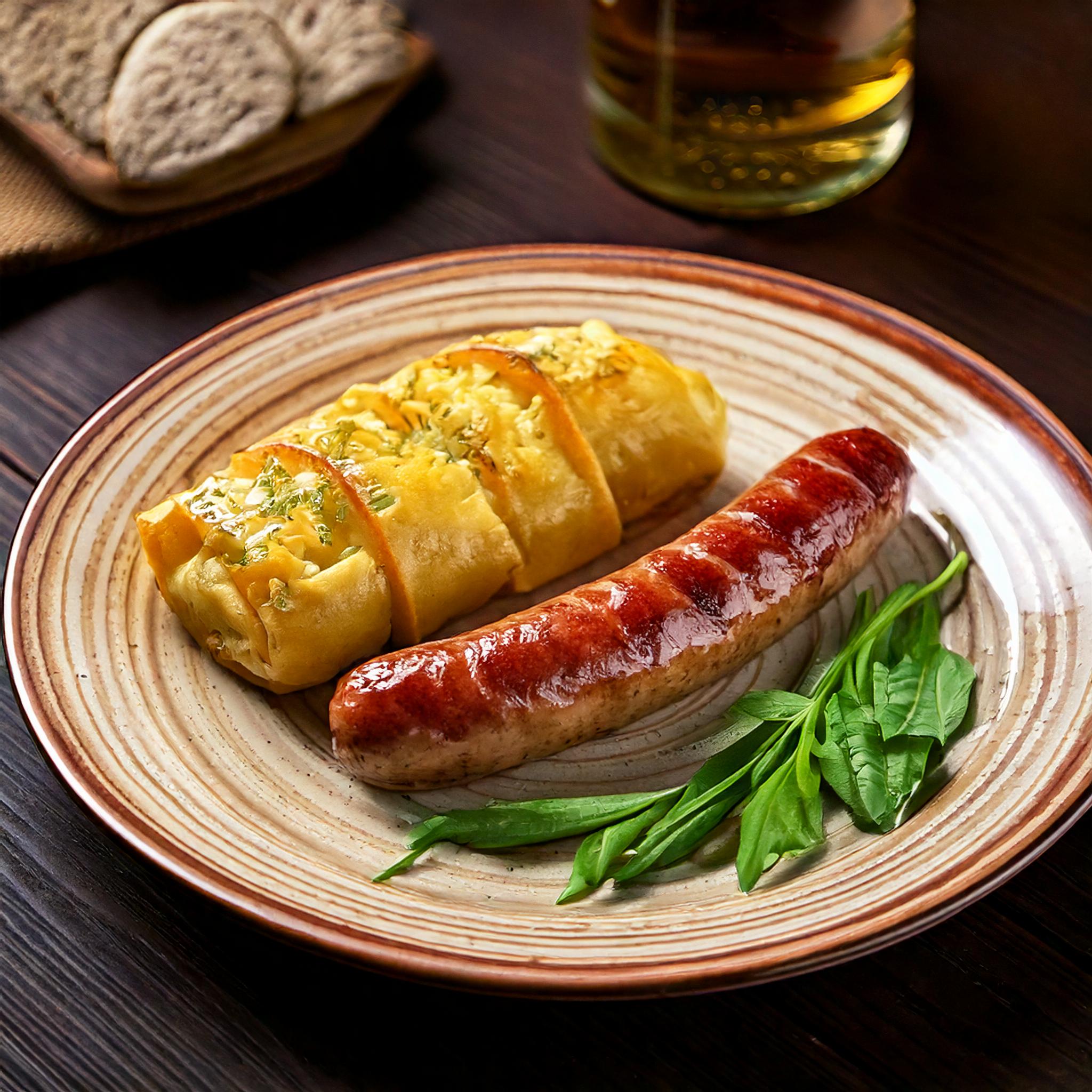 Kartoffelstrudel mit Bärlauch auf einem Teller angerichtet